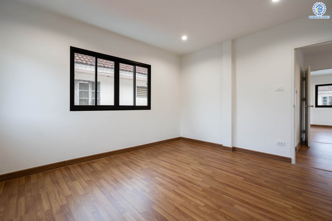 บ้านมือสองตกแต่งใหม่ ม.สัณห์ติสุข สรงประภา บ้านแฝดหลังมุม เนื้อที่ถึง 51.8 ตร.ว. ฟังก์ชัน 3 ห้องนอน 2 ห้องน้ำ 1 ห้องอเนกประสงค์ จอดรถได้ 2 คัน บนทำเลศักยภาพ เชื่อมต่อหลายเส้นทาง ใกล้ทางด่วน "ศรีรัช" และโรบินสัน ศรีสมาน